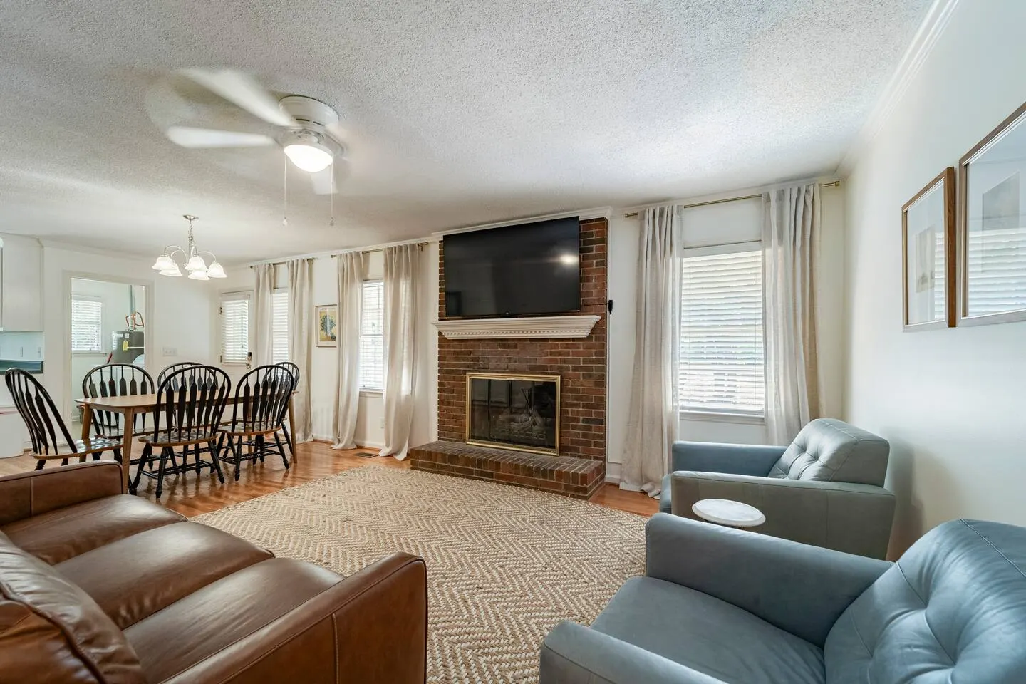 Waverly Home - 4-5 Bedrooms 3 Bathrooms — photo 4