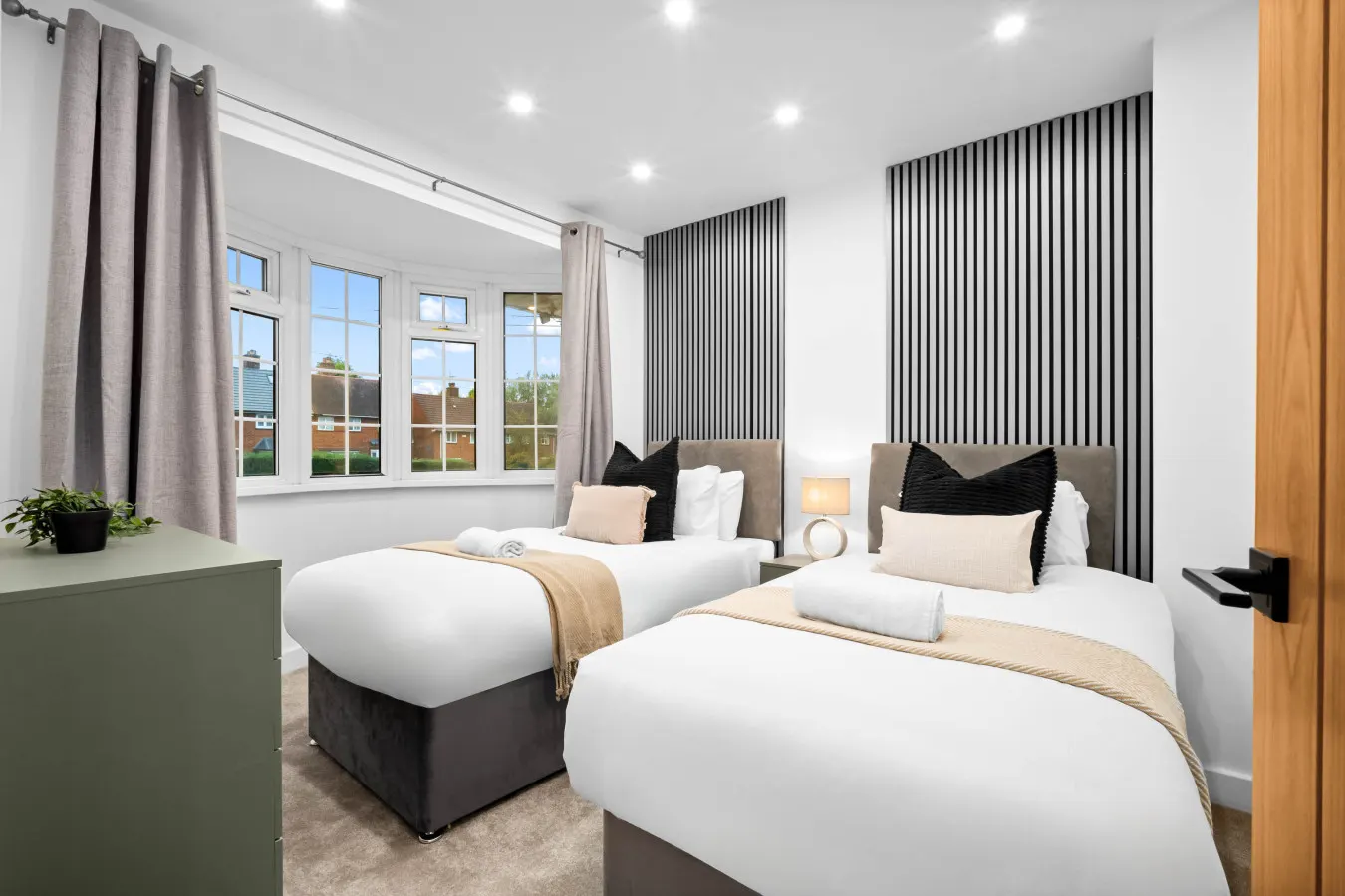 Stylish Four Bedroom House - Garden - Parking 11
