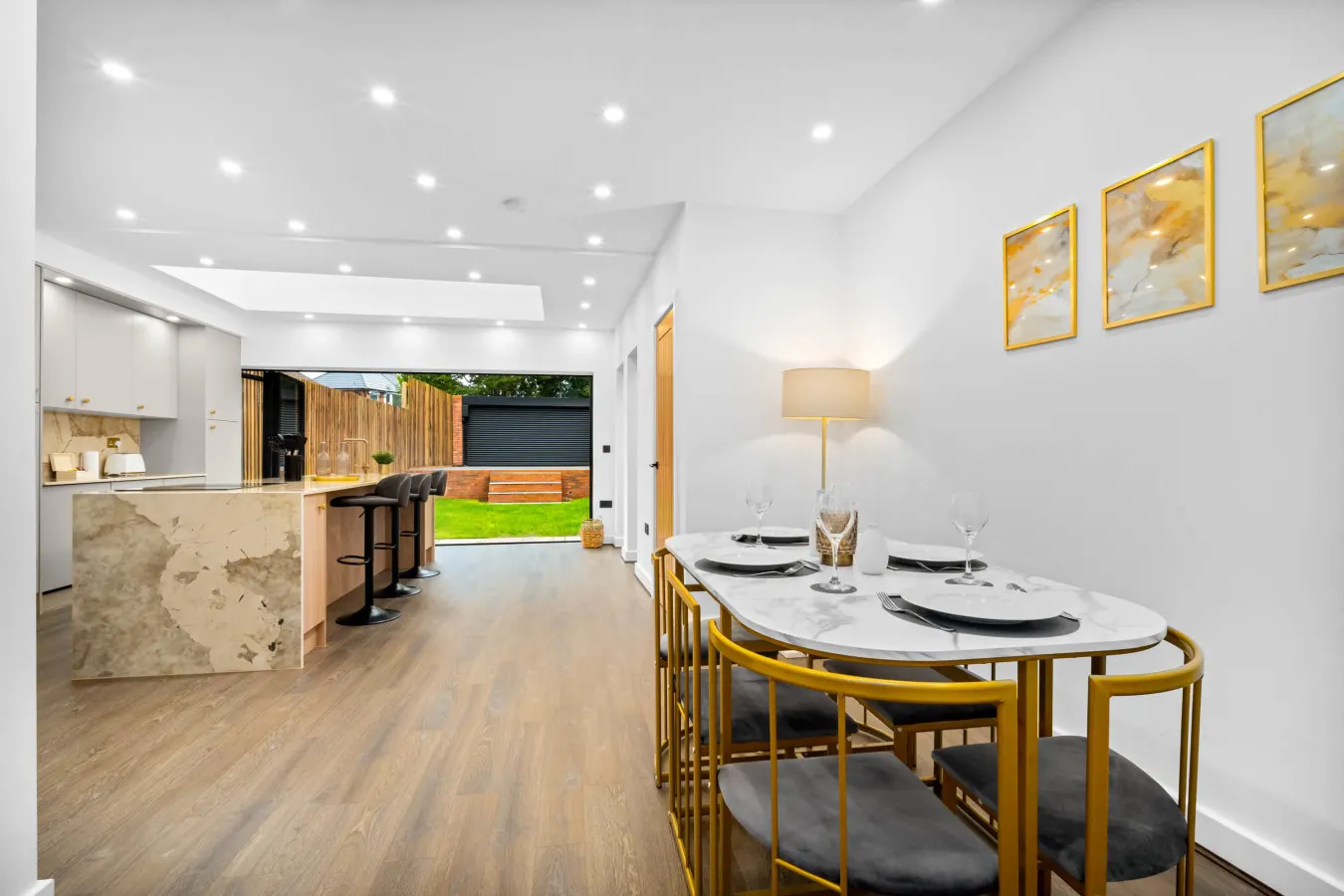 Stylish Four Bedroom House - Garden - Parking 14
