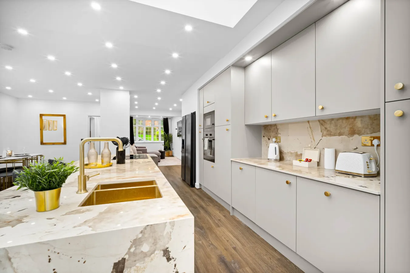 Stylish Four Bedroom House - Garden - Parking 15