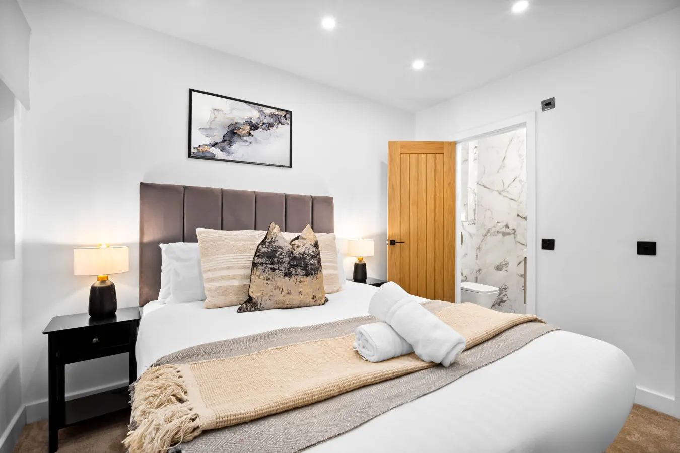 Stylish Four Bedroom House - Garden - Parking 18