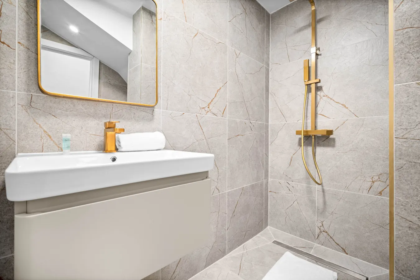 Stylish Four Bedroom House - Garden - Parking 20