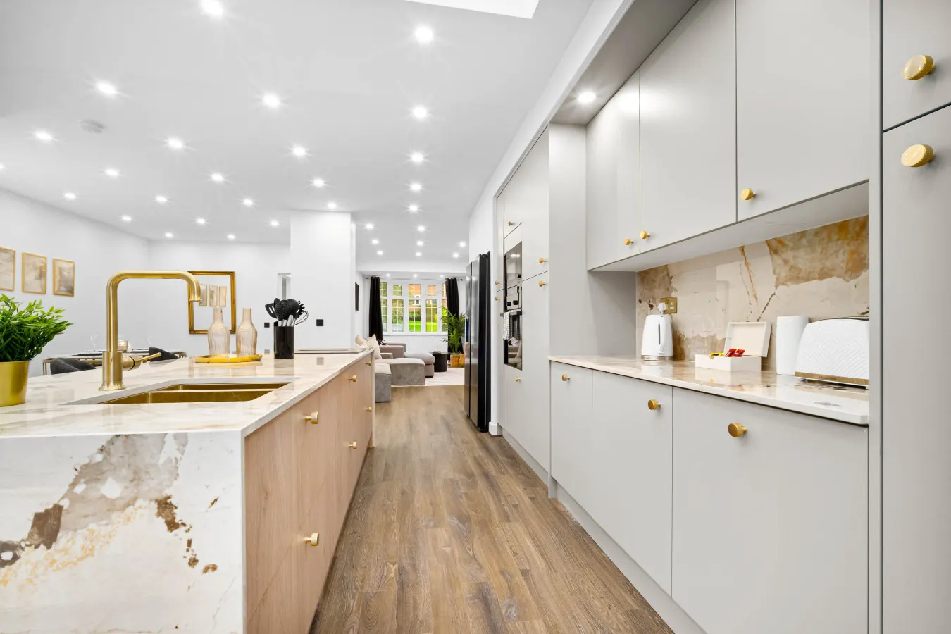 Stylish Four Bedroom House - Garden - Parking — photo 3