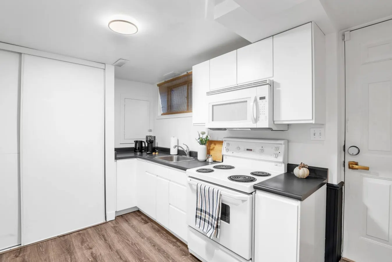 Cozy & Spacious 1BR Getaway in Prime Downtown 20