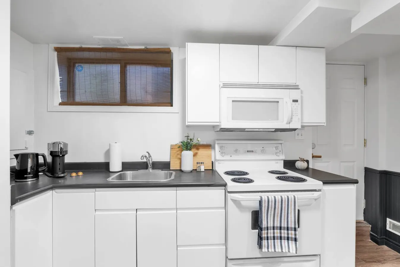Cozy & Spacious 1BR Getaway in Prime Downtown 4