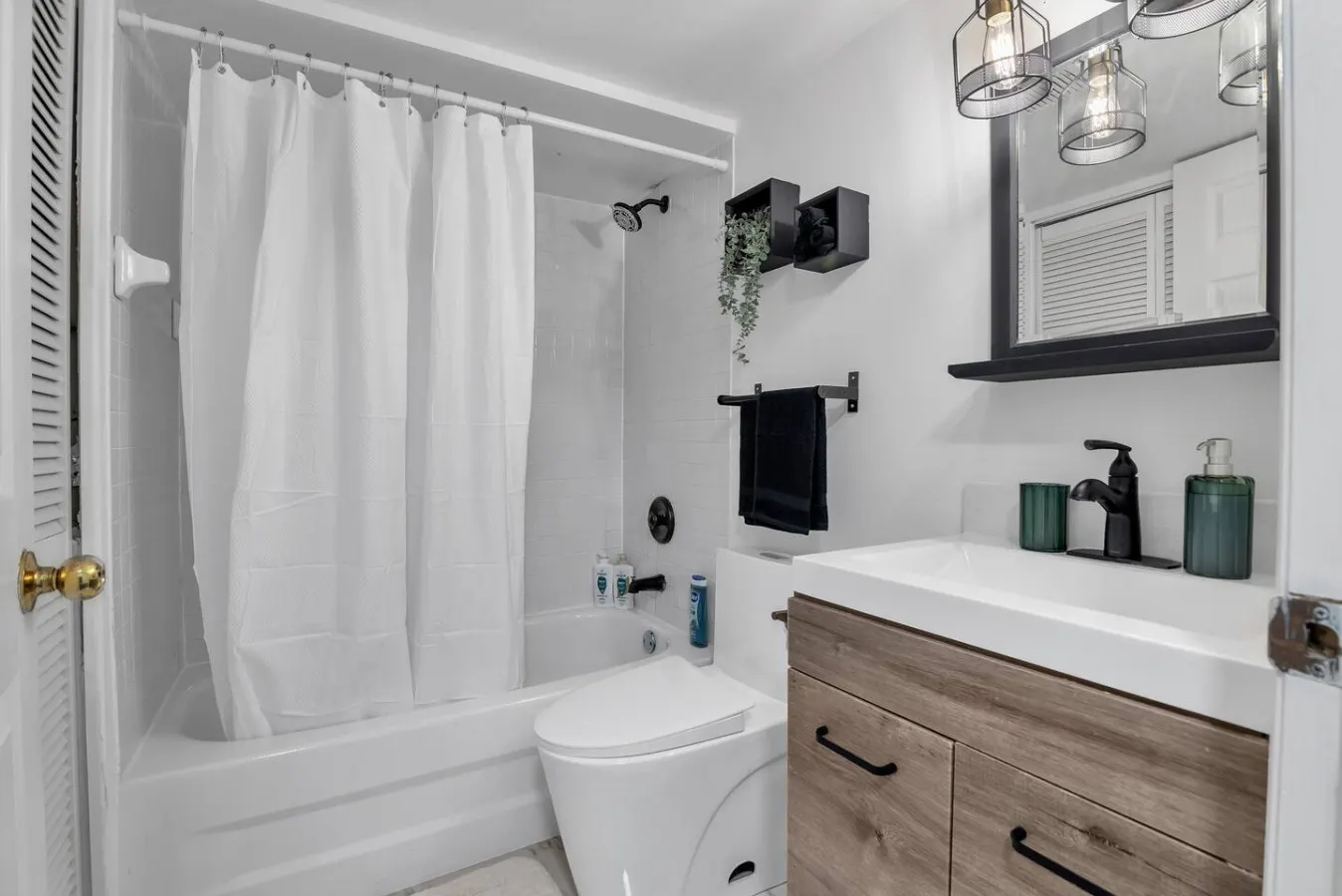 Cozy & Spacious 1BR Getaway in Prime Downtown 6