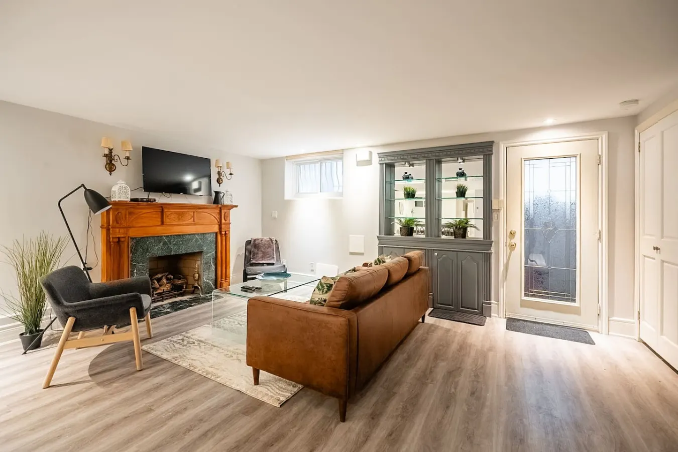 1BR Basement Suite King Bed Great Location 11