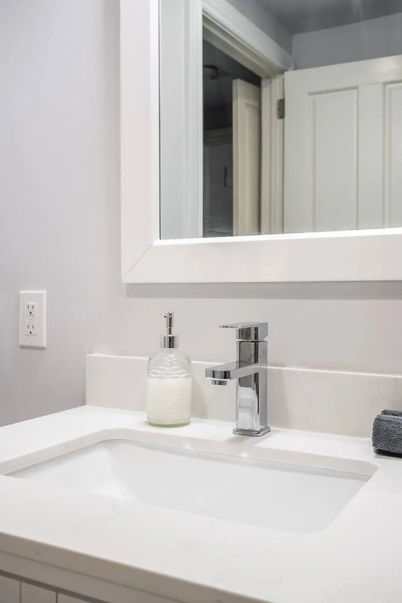 1BR Basement Suite King Bed Great Location 19
