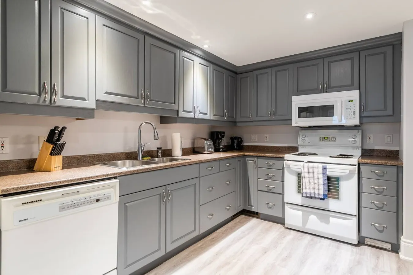 1BR Basement Suite King Bed Great Location 4