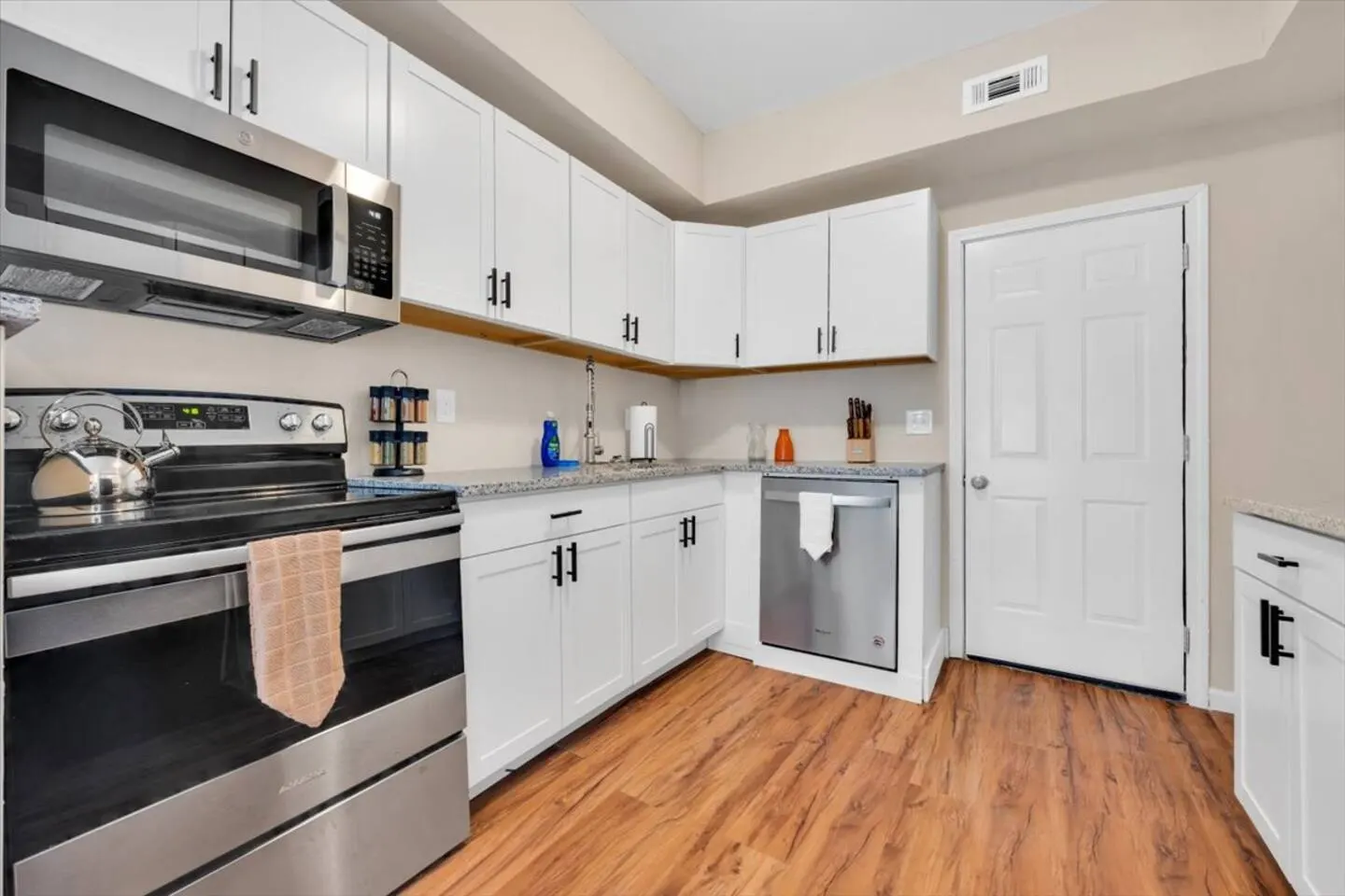 Stylish 3BR Unit near Downtown 10
