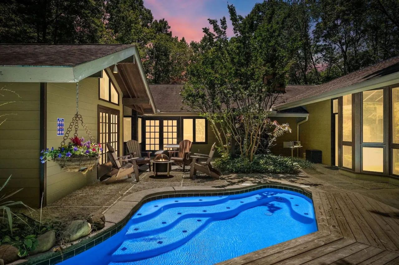 Bourbon Hollow Lodge ~ Grand Secluded Lodge with Heated Pool & Game Room