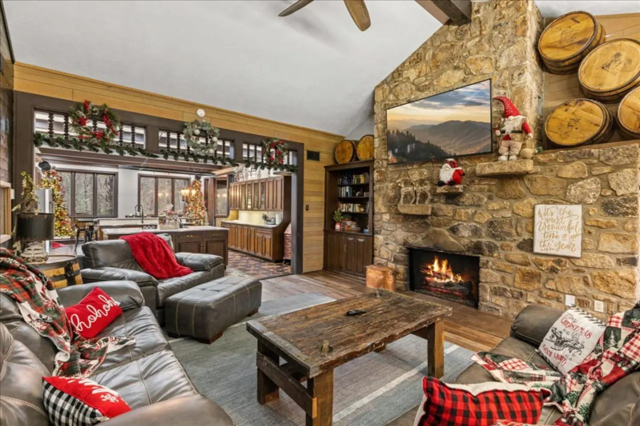 Bourbon Hollow Lodge ~ Grand Secluded Lodge with Heated Pool & Game Room 9