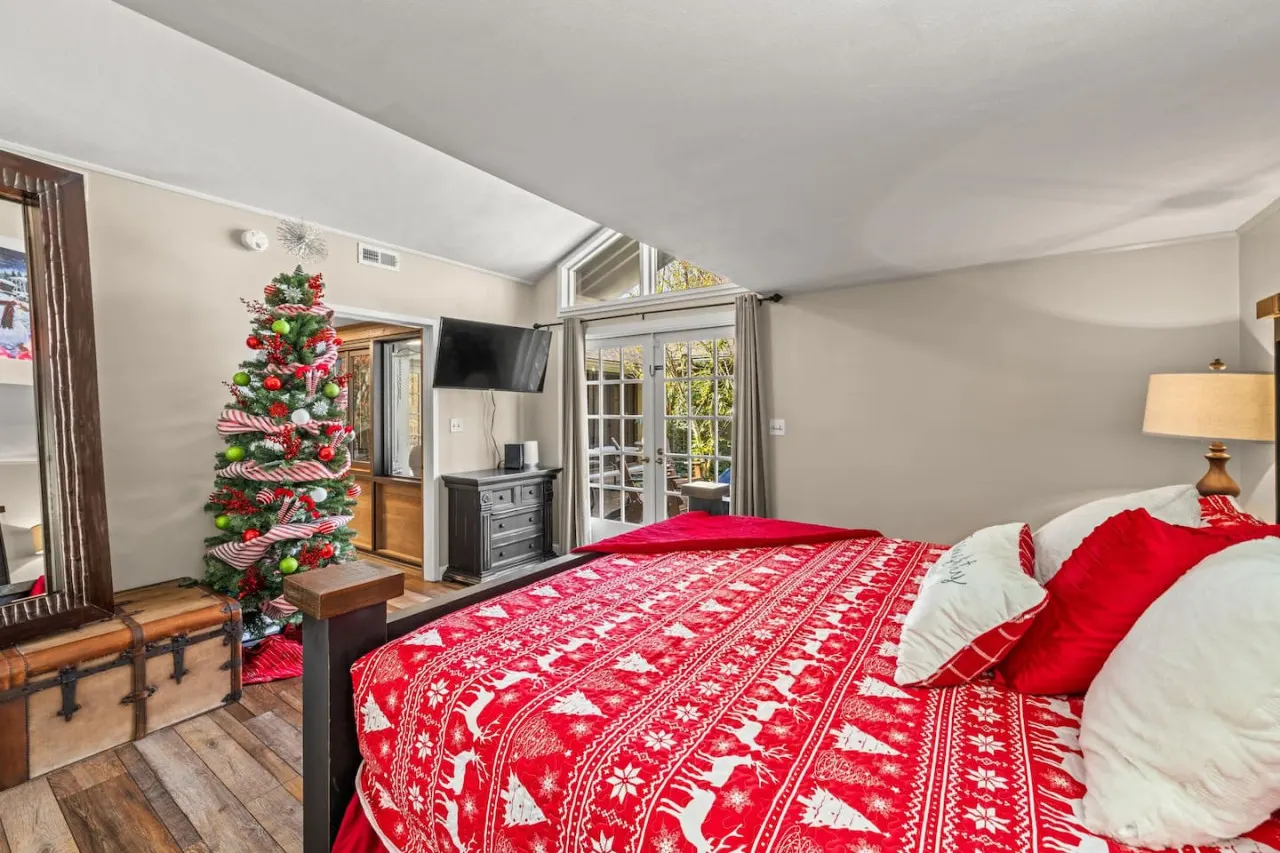 Bourbon Hollow Lodge ~ Grand Secluded Lodge with Heated Pool & Game Room 11
