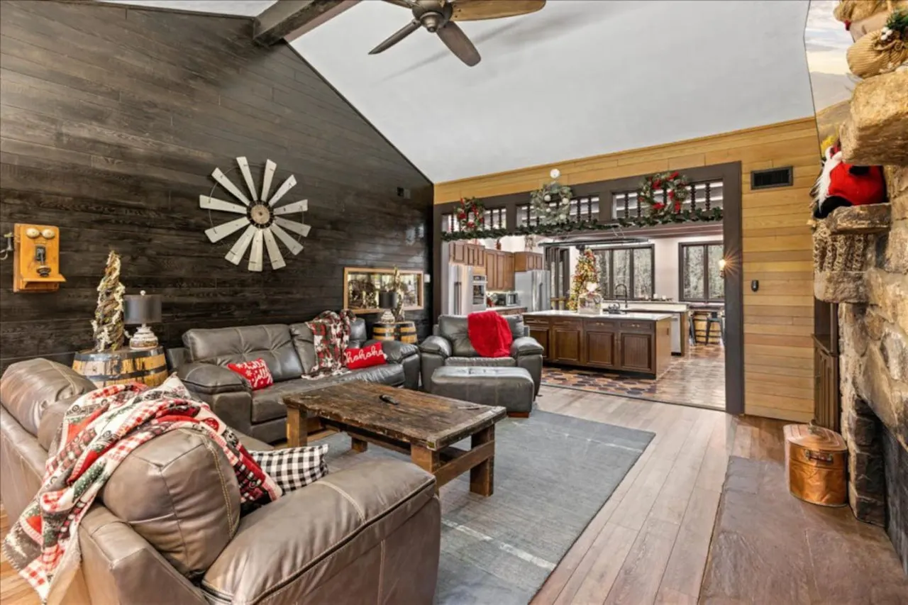 Bourbon Hollow Lodge ~ Grand Secluded Lodge with Heated Pool & Game Room 12