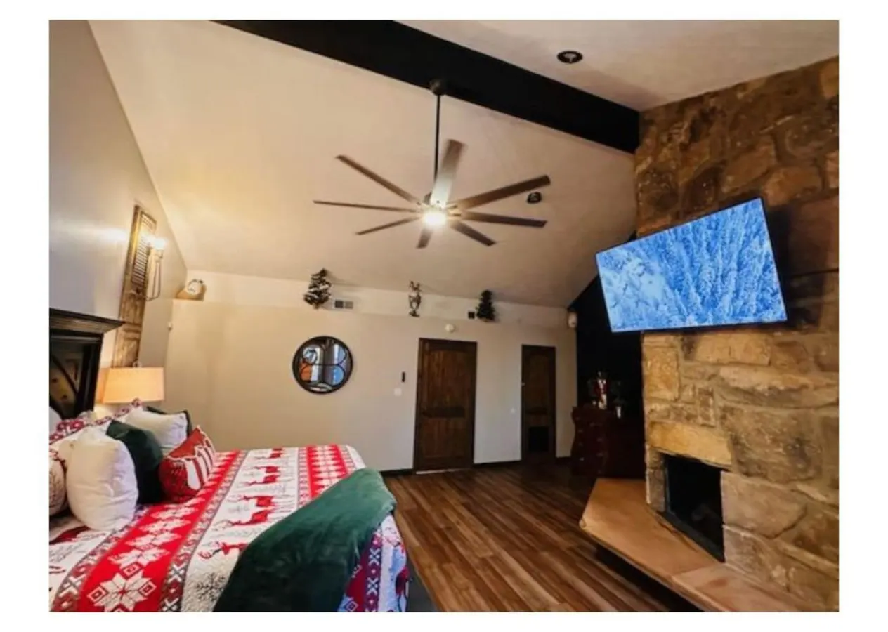 Bourbon Hollow Lodge ~ Grand Secluded Lodge with Heated Pool & Game Room 13