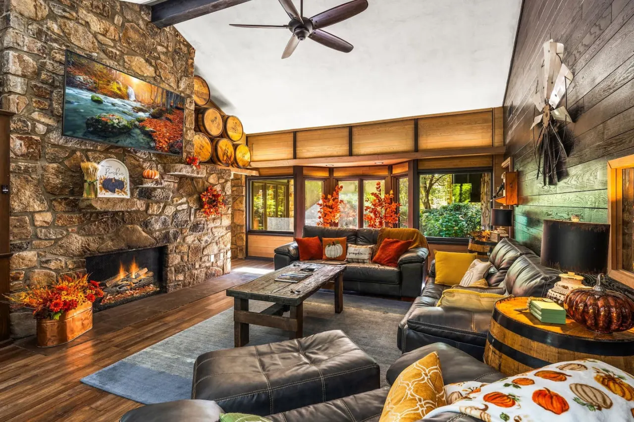 Bourbon Hollow Lodge ~ Grand Secluded Lodge with Heated Pool & Game Room 15