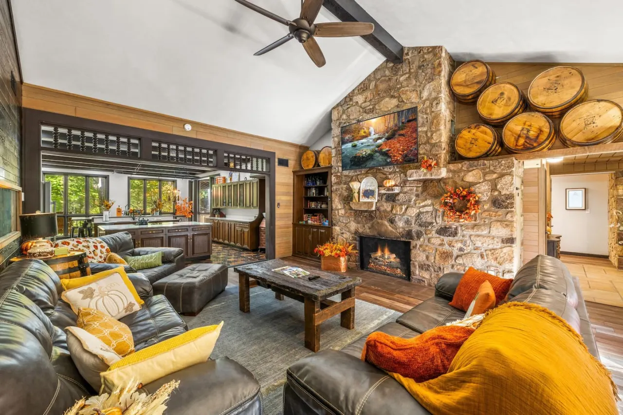 Bourbon Hollow Lodge ~ Grand Secluded Lodge with Heated Pool & Game Room 18