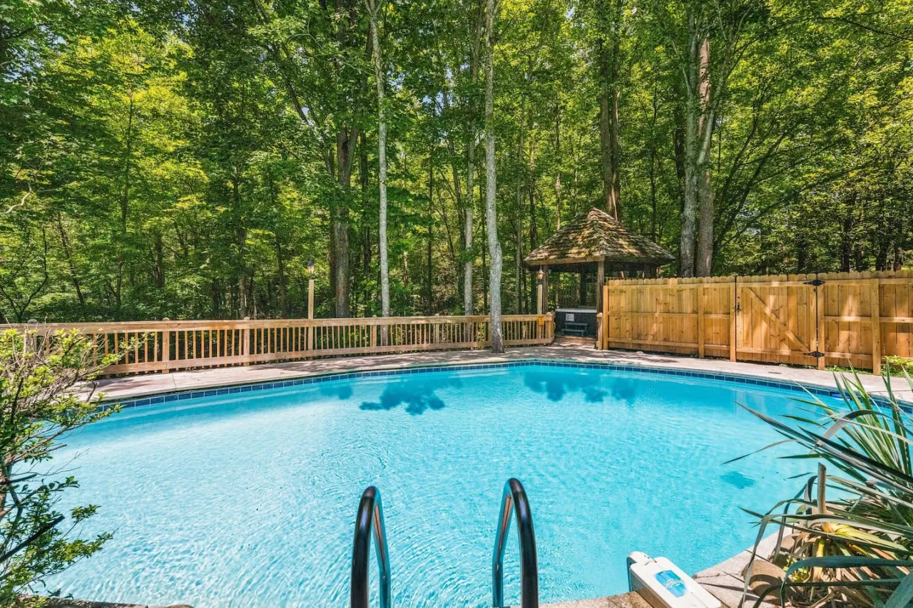 Bourbon Hollow Lodge ~ Grand Secluded Lodge with Heated Pool & Game Room 19
