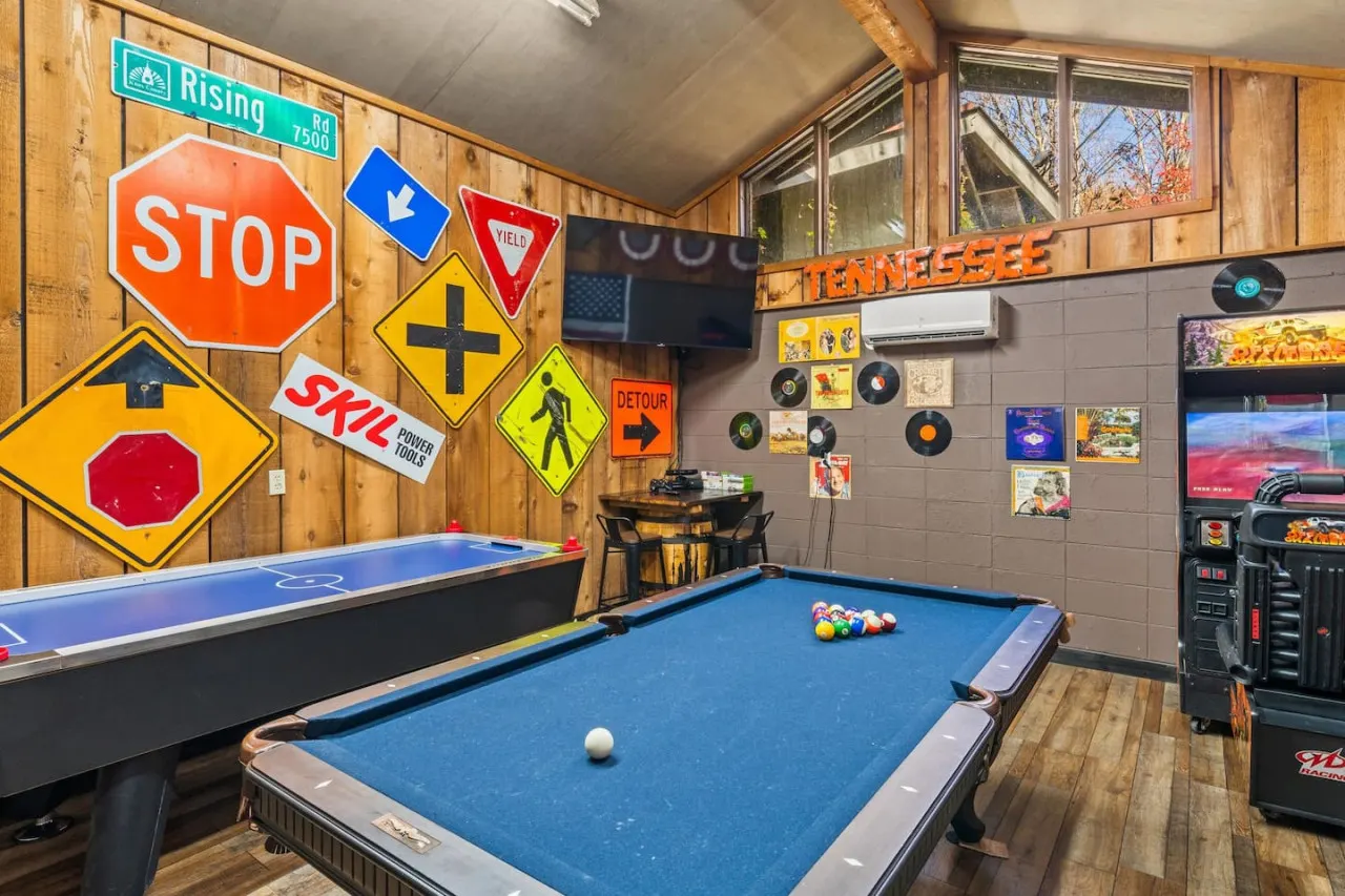 Bourbon Hollow Lodge ~ Grand Secluded Lodge with Heated Pool & Game Room 20