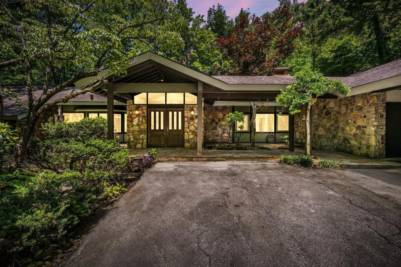 Bourbon Hollow Lodge ~ Grand Secluded Lodge with Heated Pool & Game Room 6