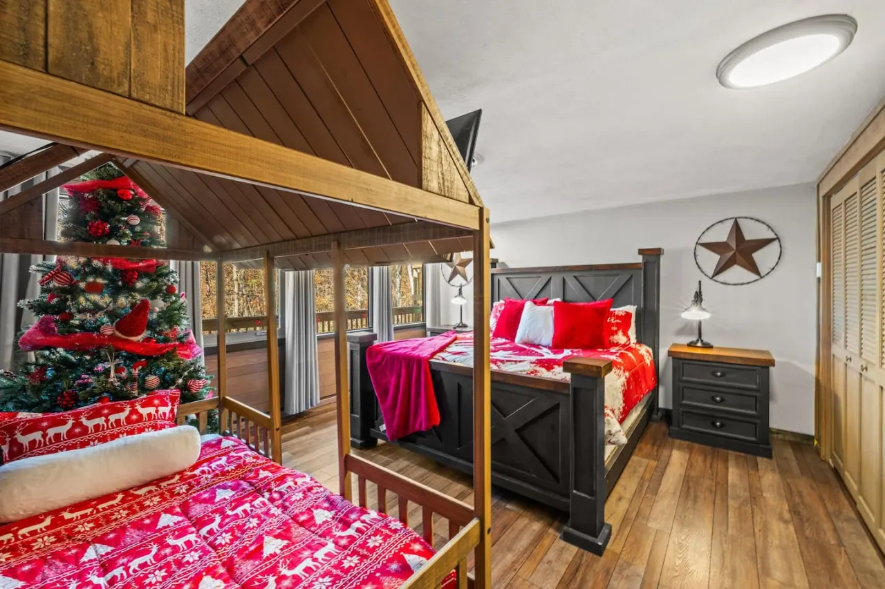 Bourbon Hollow Lodge ~ Grand Secluded Lodge with Heated Pool & Game Room 8
