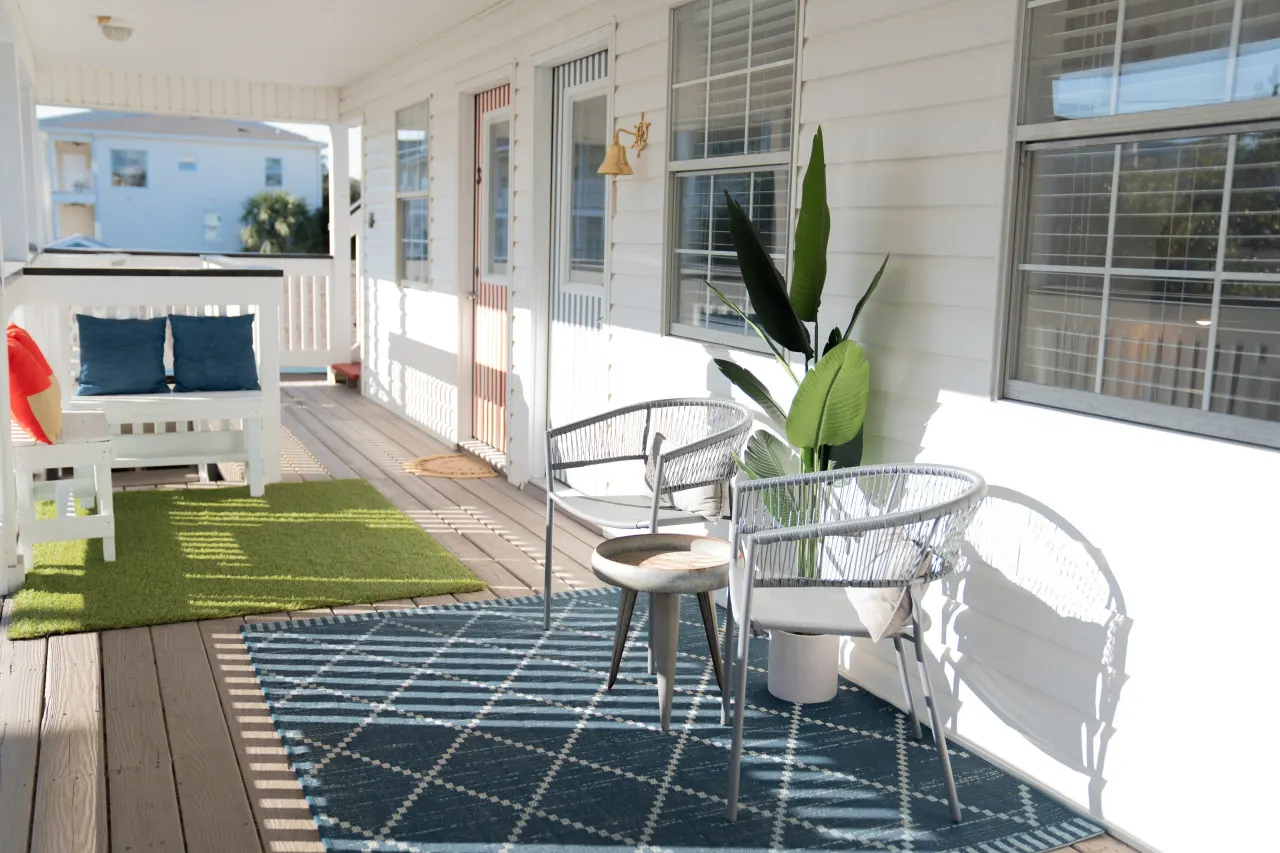 Beach Haven- 4 Bed 3 Bath (Lower Unit) Half Block to Beach