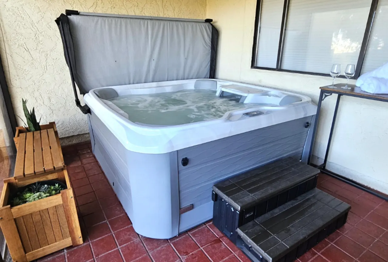 Cliff House, Views, Hot Tub, 4BR, Sleeps 16, Boat Parking, Kayaks, SUPs, Brkfst, Pool Table, Fire Pit, Golf, Air Hockey 12