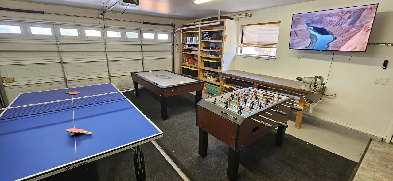 Cliff House, Views, Hot Tub, 4BR, Sleeps 16, Boat Parking, Kayaks, SUPs, Brkfst, Pool Table, Fire Pit, Golf, Air Hockey 3