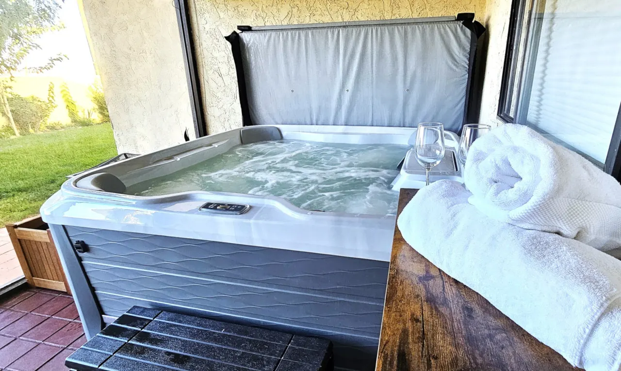 Cliff House, Views, Hot Tub, 4BR, Sleeps 16, Boat Parking, Kayaks, SUPs, Brkfst, Pool Table, Fire Pit, Golf, Air Hockey 4