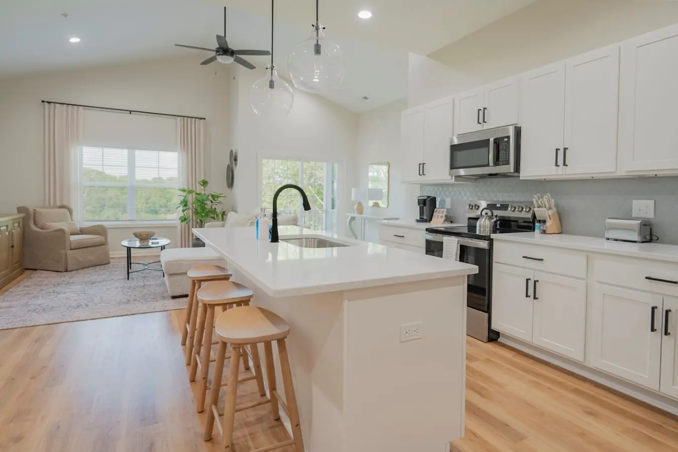 Modern 2BR Condo *Near LU* Wi-Fi & Smart TVs 1