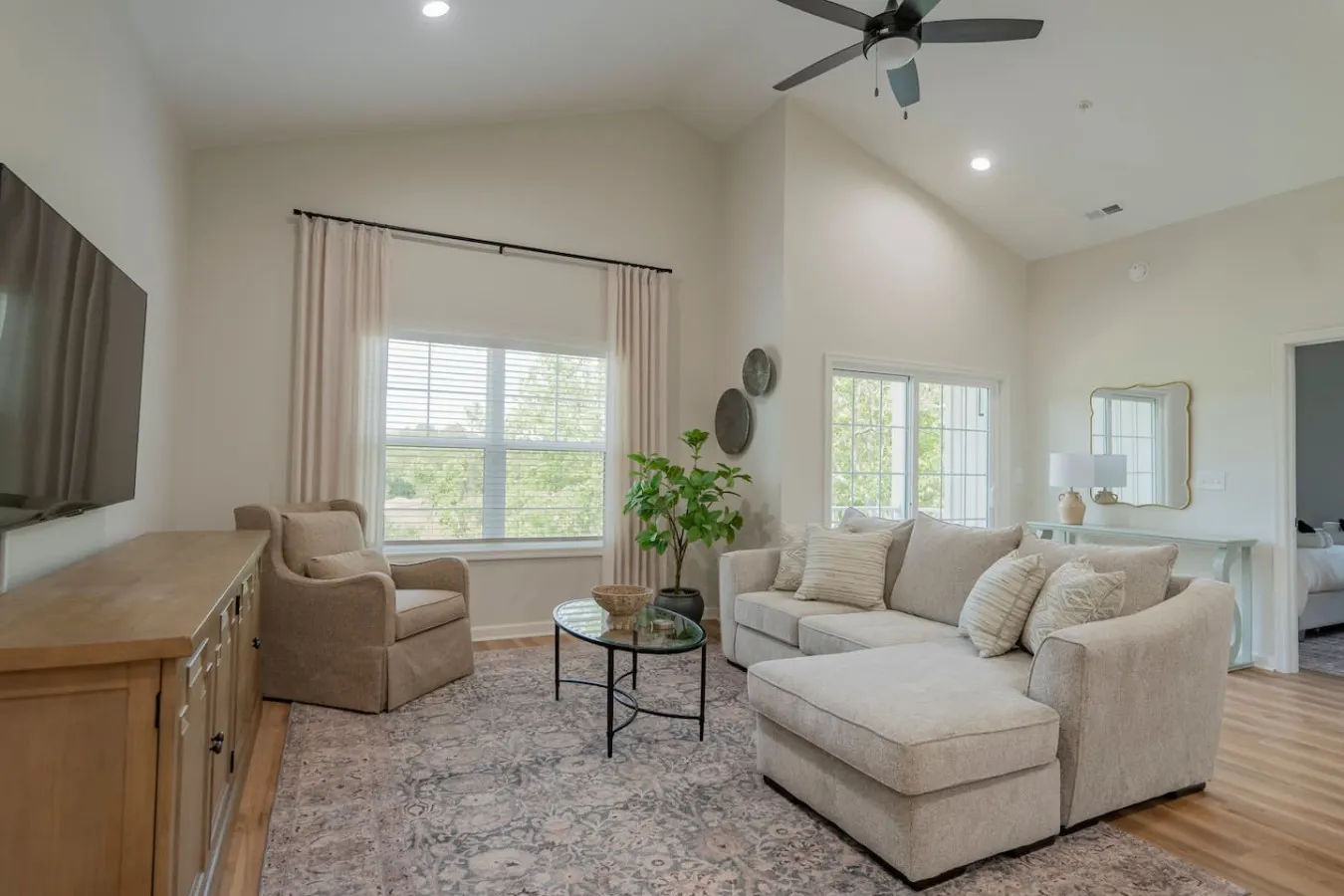 Modern 2BR Condo *Near LU* Wi-Fi & Smart TVs 2