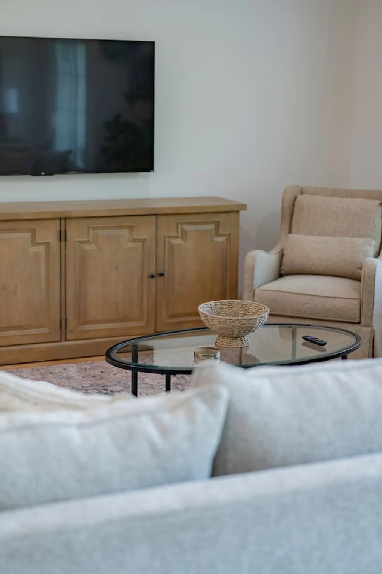 Modern 2BR Condo *Near LU* Wi-Fi & Smart TVs 9