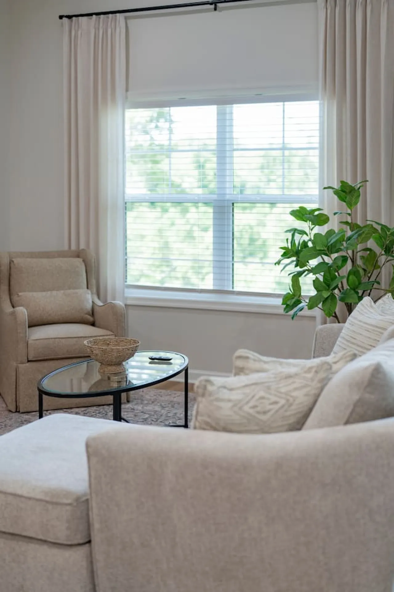 Modern 2BR Condo *Near LU* Wi-Fi & Smart TVs 10