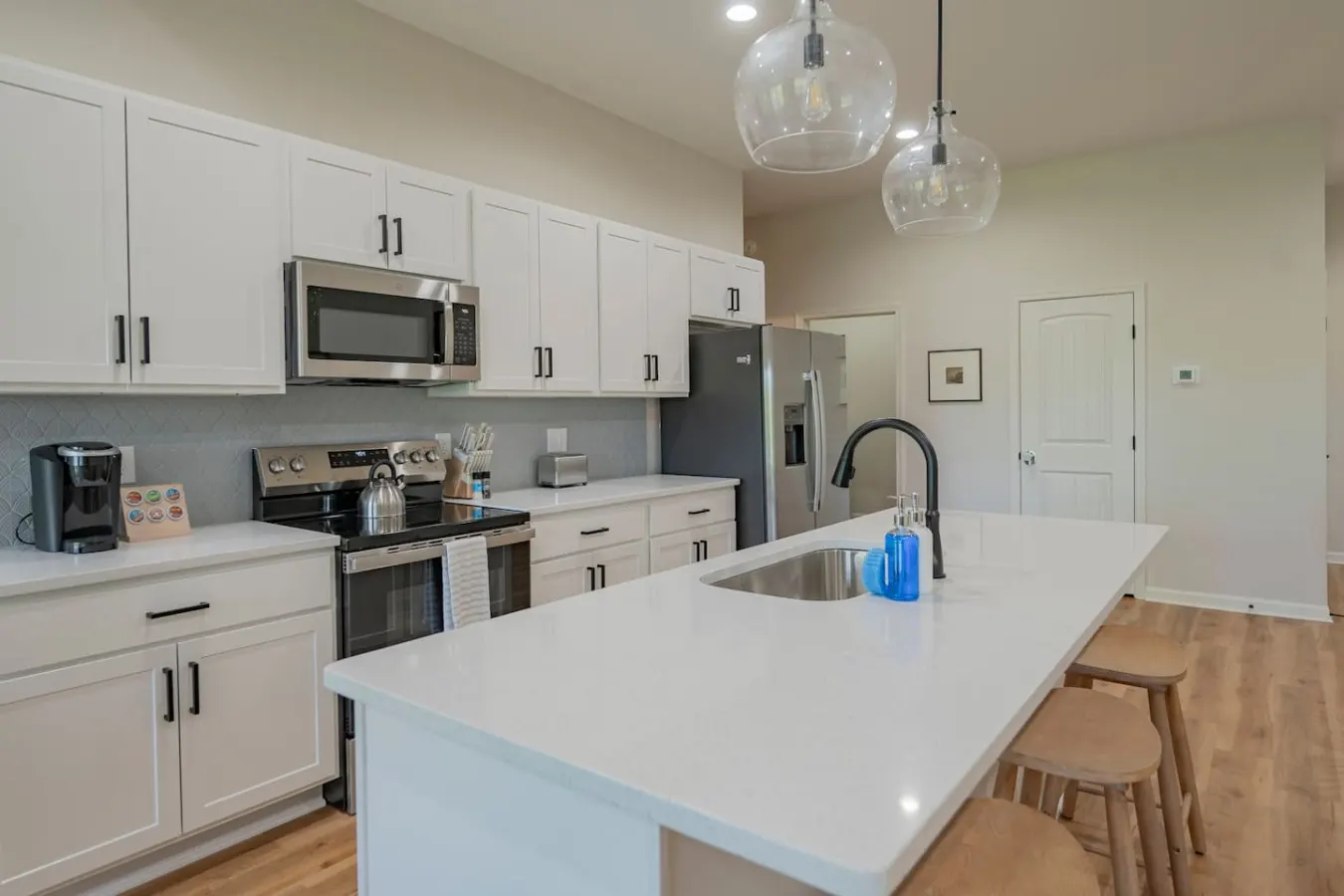 Modern 2BR Condo *Near LU* Wi-Fi & Smart TVs 11