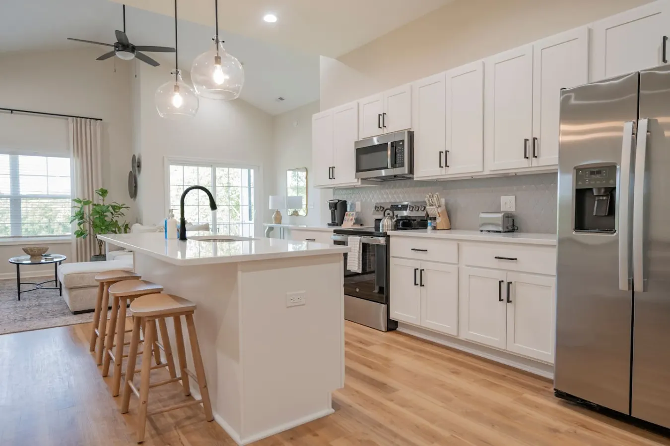 Modern 2BR Condo *Near LU* Wi-Fi & Smart TVs 14