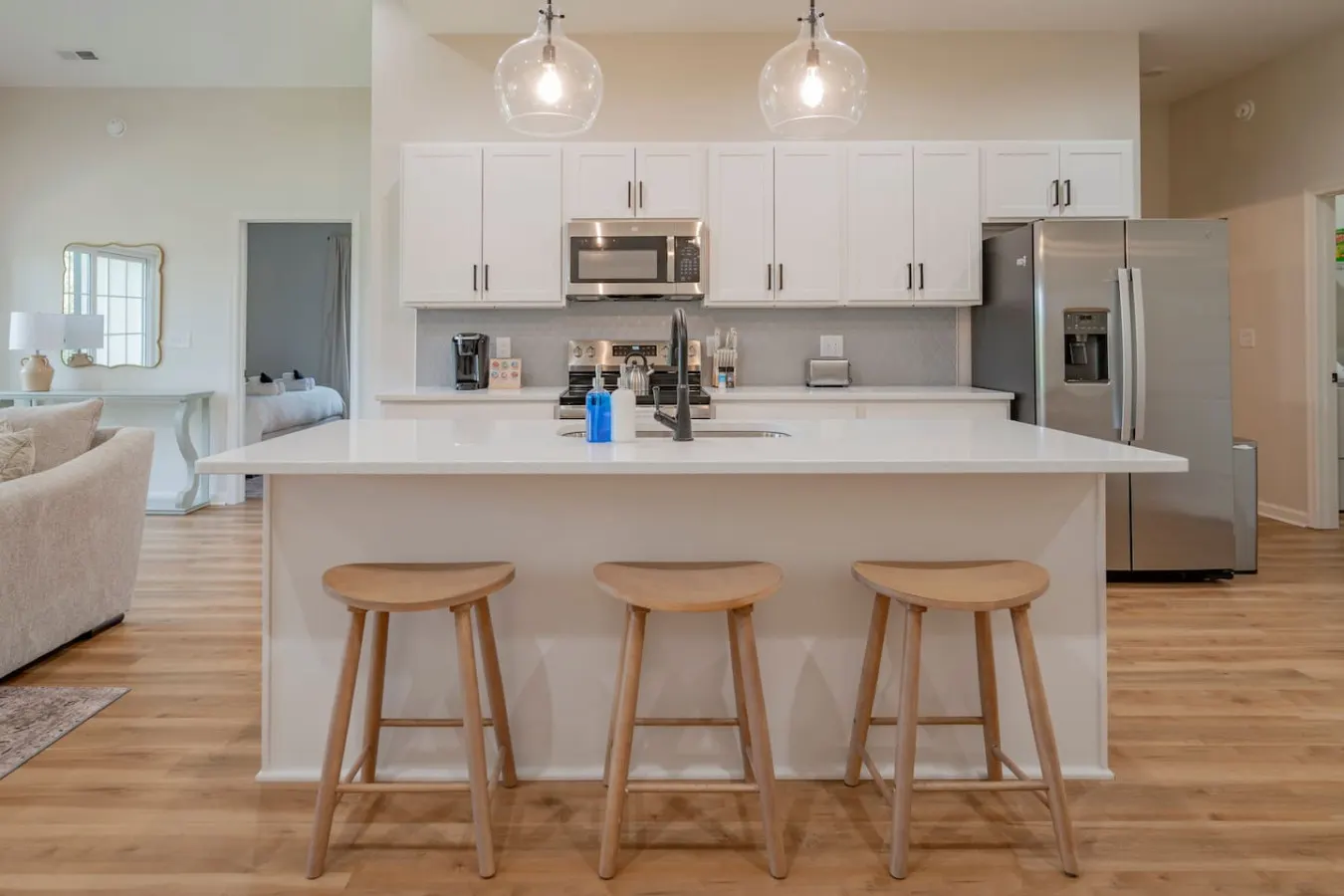 Modern 2BR Condo *Near LU* Wi-Fi & Smart TVs 15