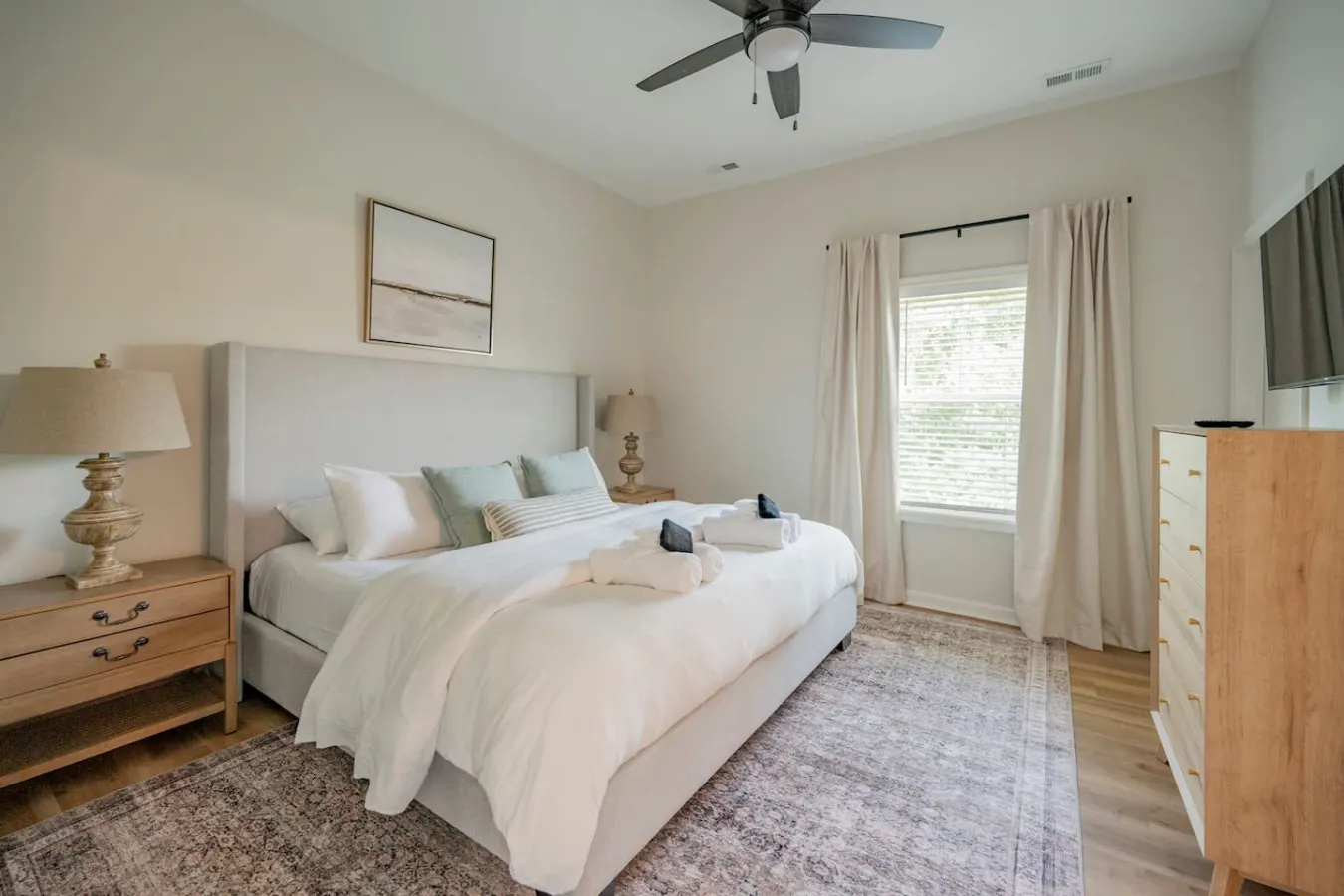 Modern 2BR Condo *Near LU* Wi-Fi & Smart TVs 19