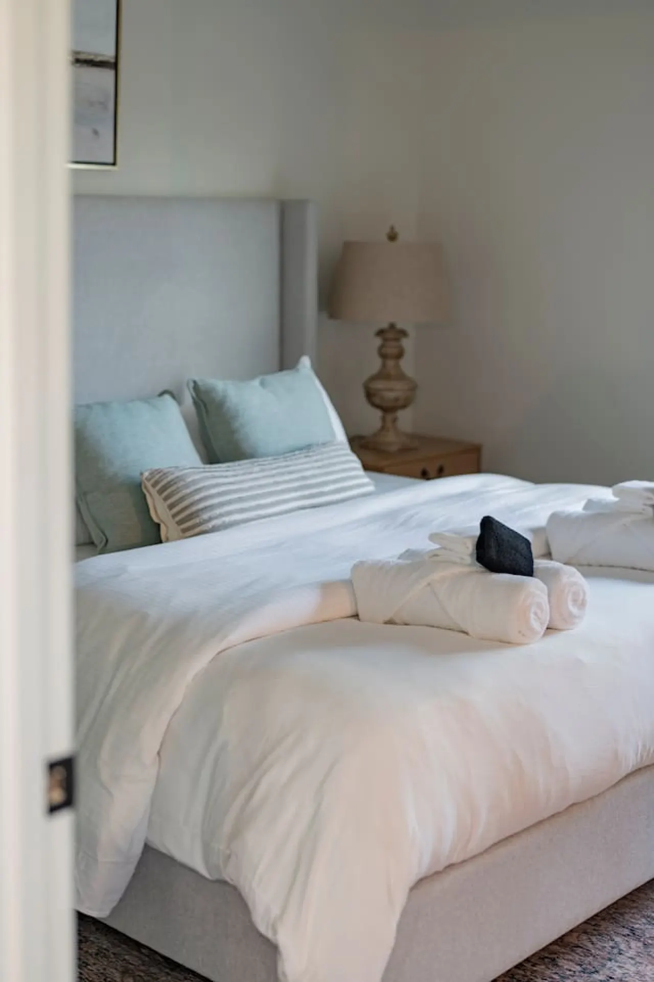 Modern 2BR Condo *Near LU* Wi-Fi & Smart TVs 3