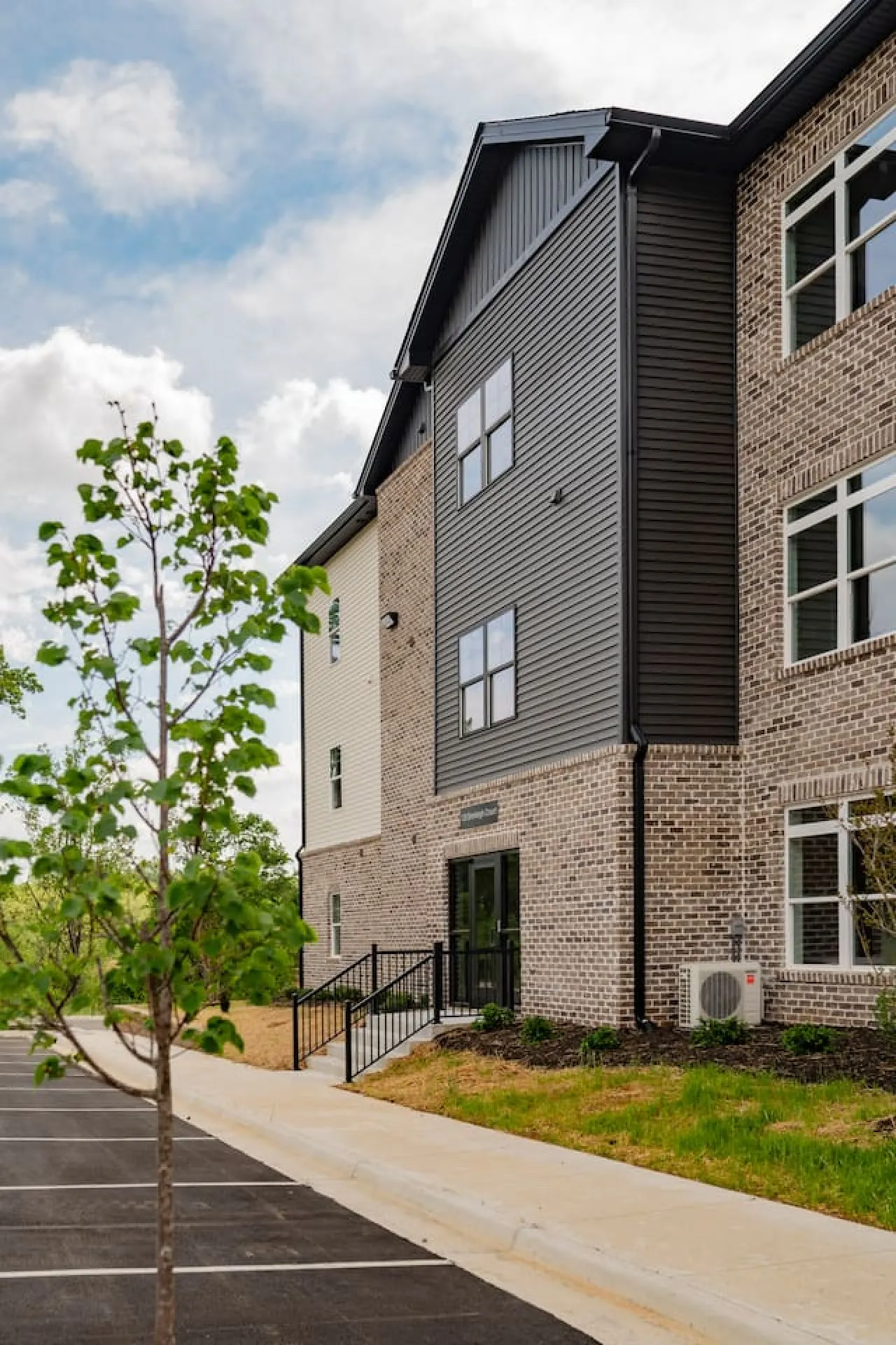 Modern 2BR Condo *Near LU* Wi-Fi & Smart TVs 5