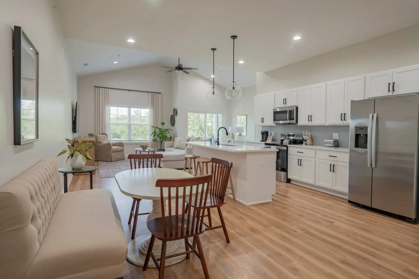 Modern 2BR Condo *Near LU* Wi-Fi & Smart TVs 6