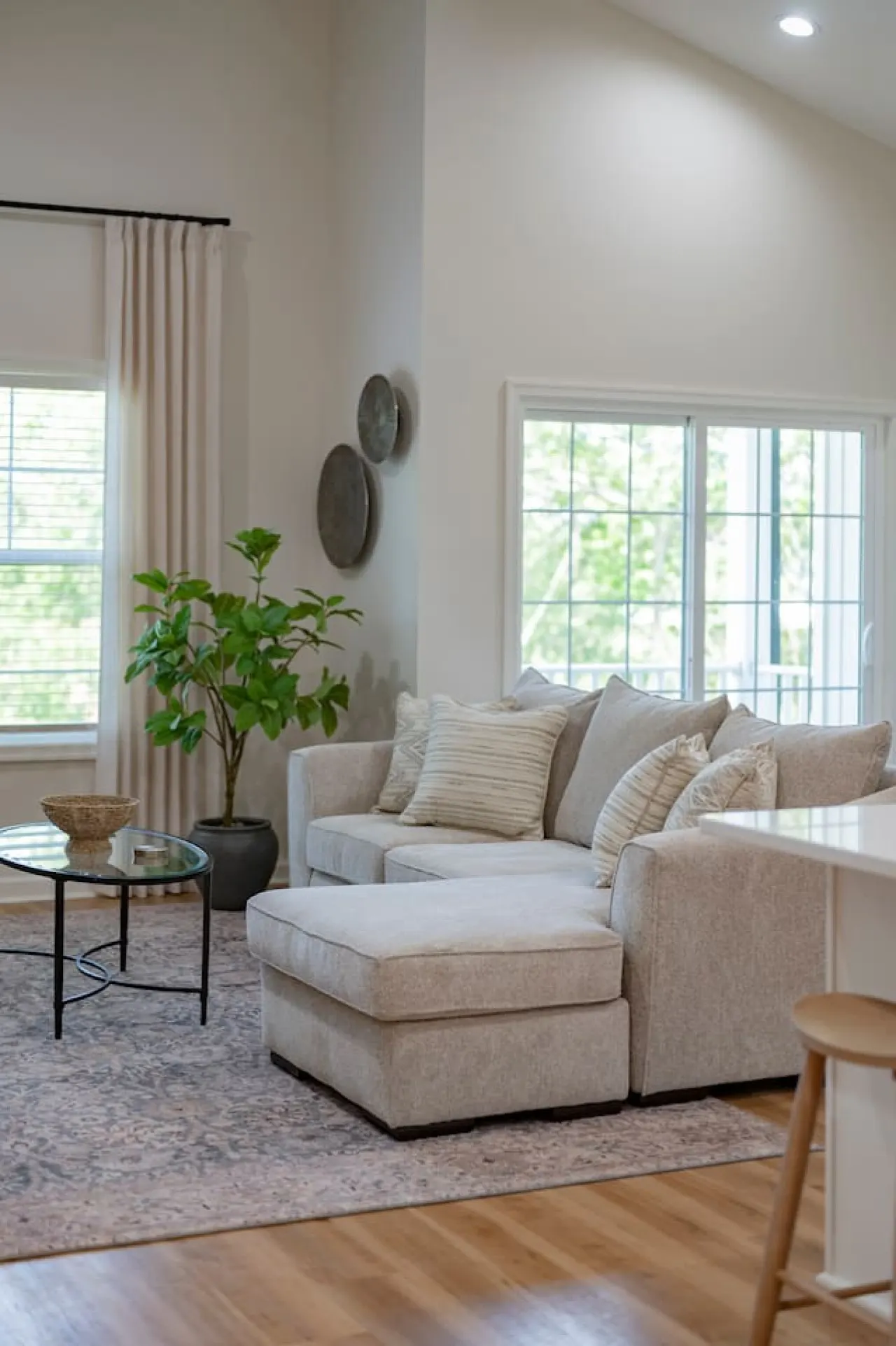 Modern 2BR Condo *Near LU* Wi-Fi & Smart TVs 7