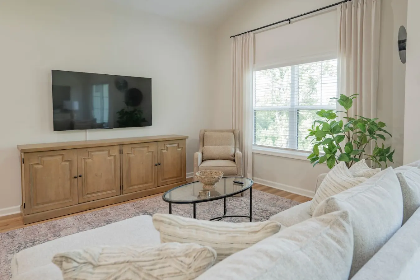 Modern 2BR Condo *Near LU* Wi-Fi & Smart TVs 8