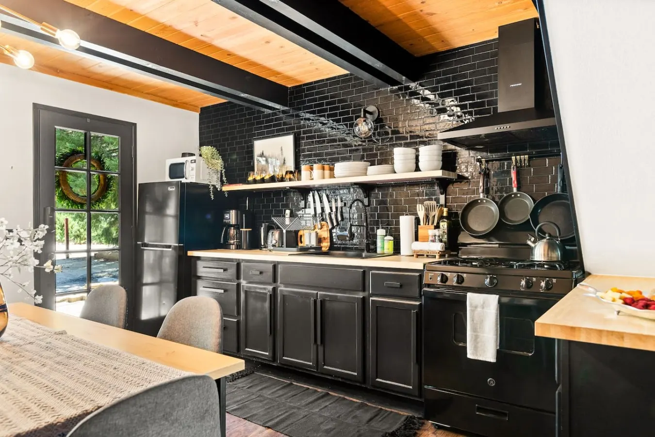 2BR Retreat: EV, Hot Tub, BBQ & Dog-Friendly