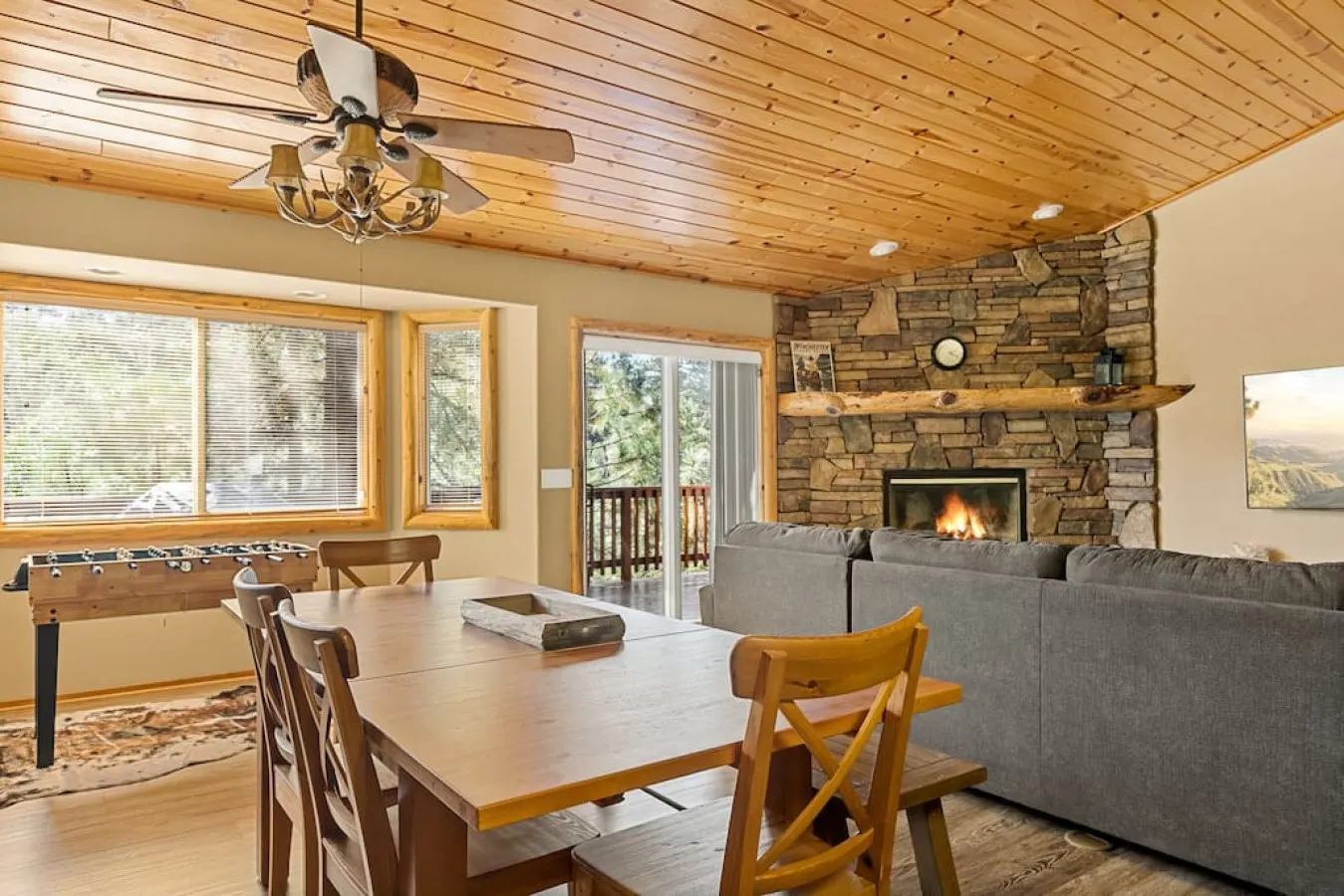 Snowy Evening Lodge Treetop Views & Firepit 10