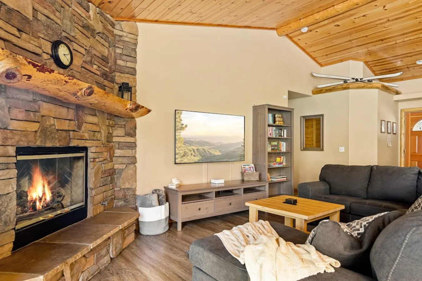 Snowy Evening Lodge Treetop Views & Firepit 12