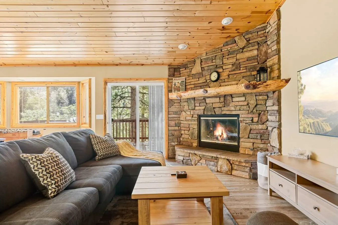 Snowy Evening Lodge Treetop Views & Firepit 13