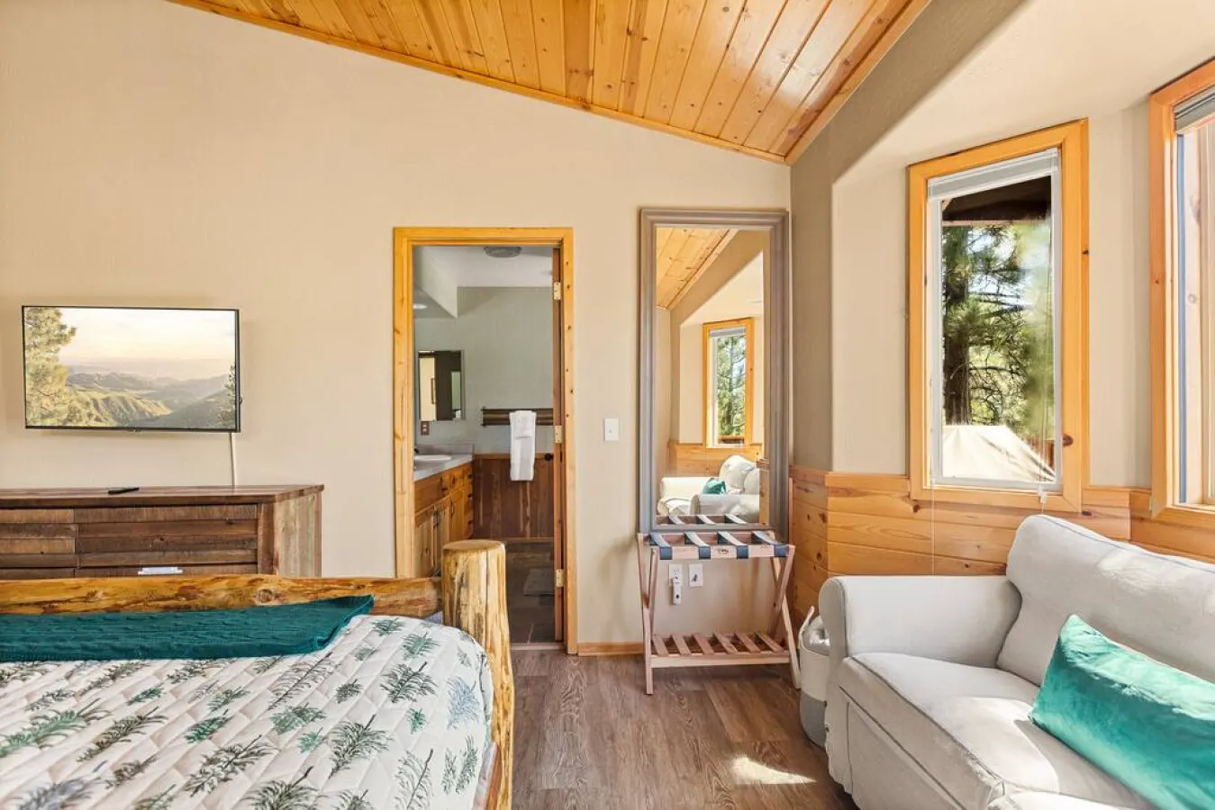 Snowy Evening Lodge Treetop Views & Firepit 14