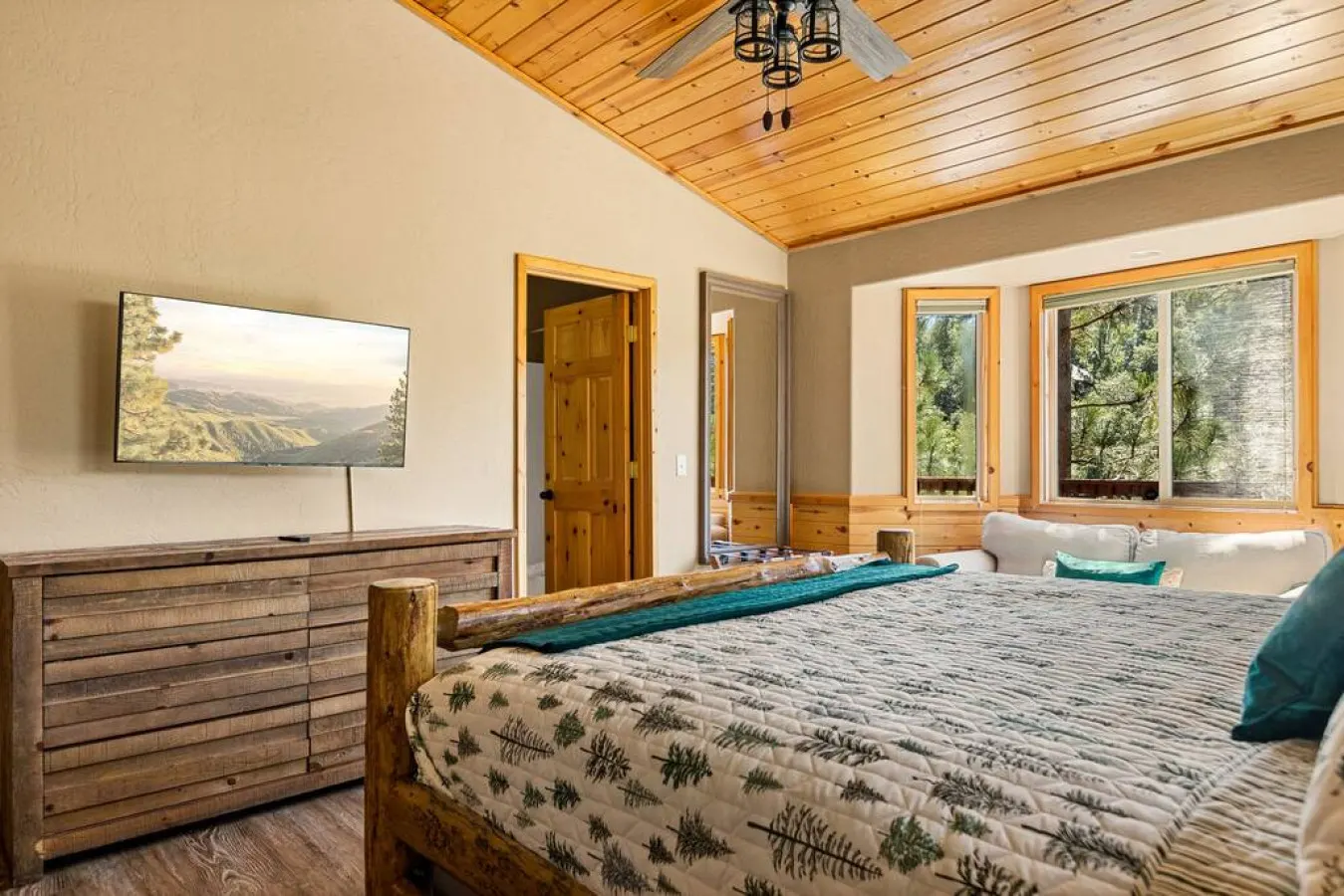 Snowy Evening Lodge Treetop Views & Firepit 15