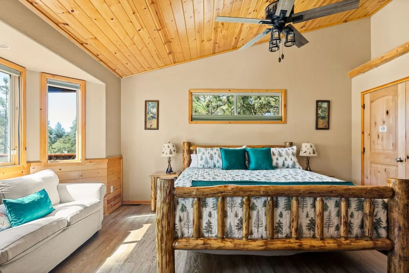 Snowy Evening Lodge Treetop Views & Firepit 16