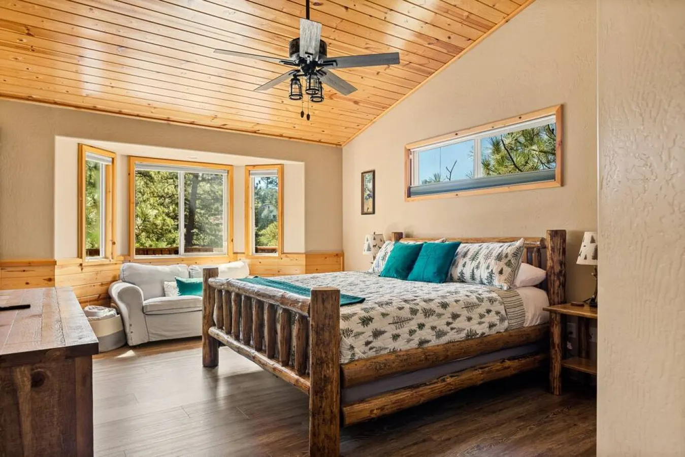 Snowy Evening Lodge Treetop Views & Firepit 17